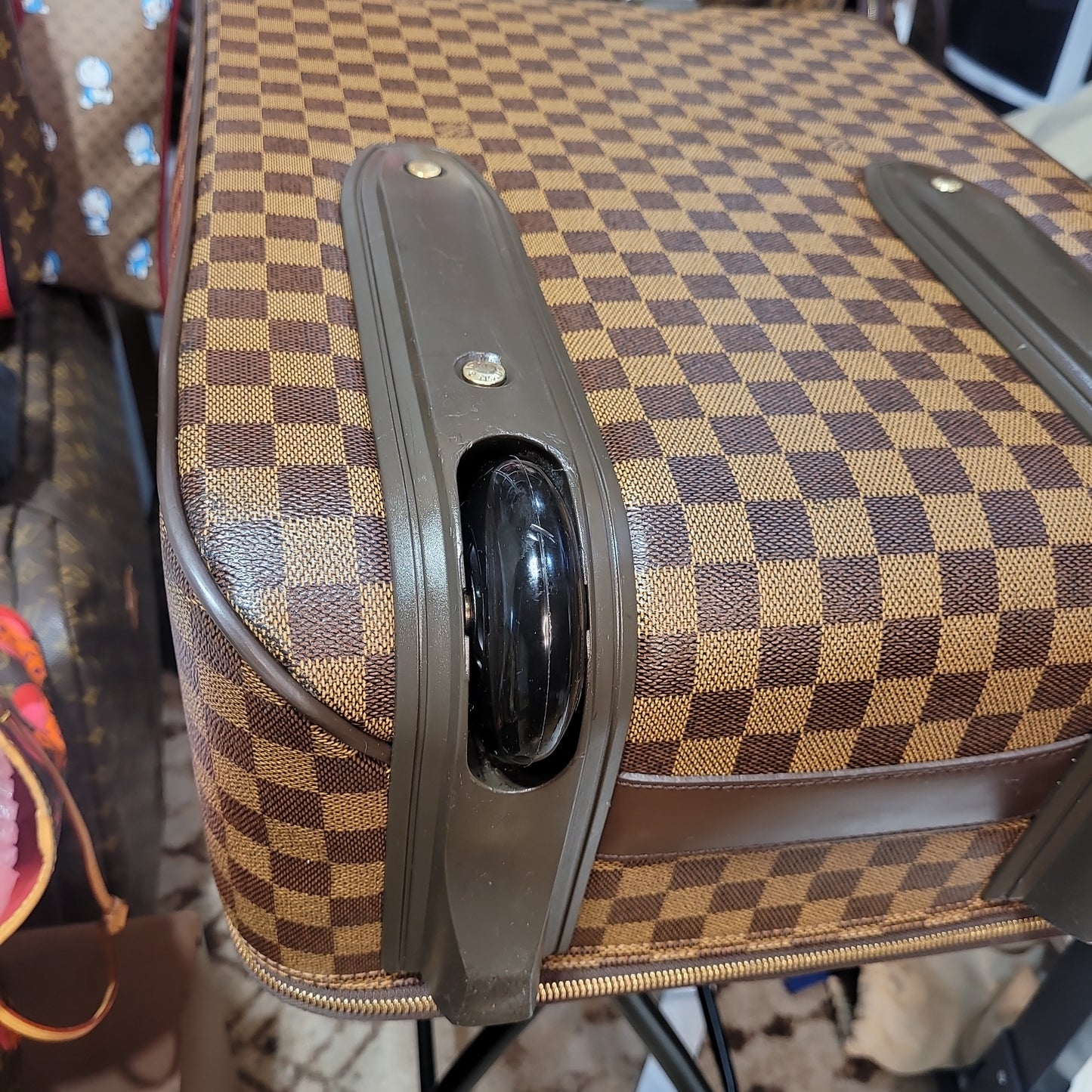 Preowned Louis Vuitton Pegase 55 Damier travel bag