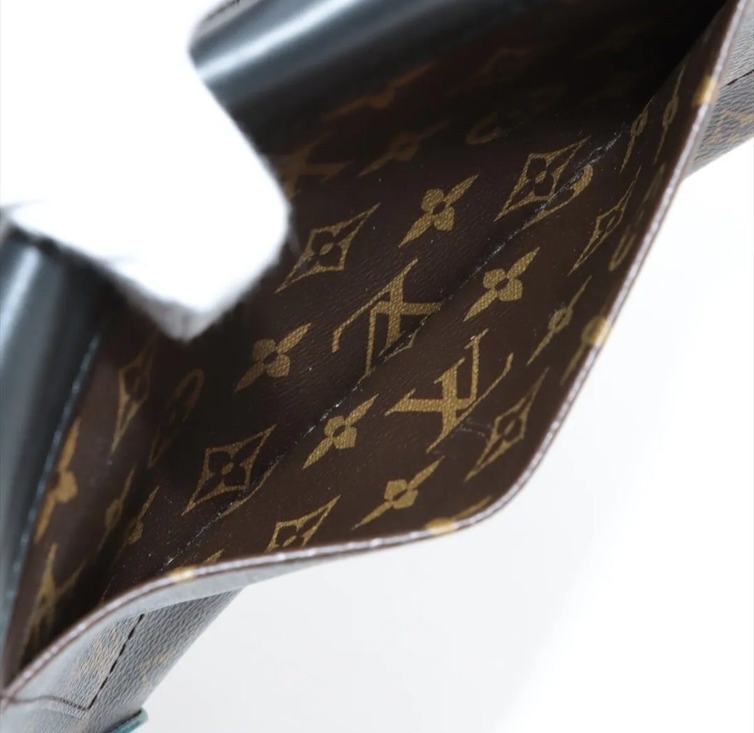 Preowned Louis Vuitton Monogram Pochette Mask GM