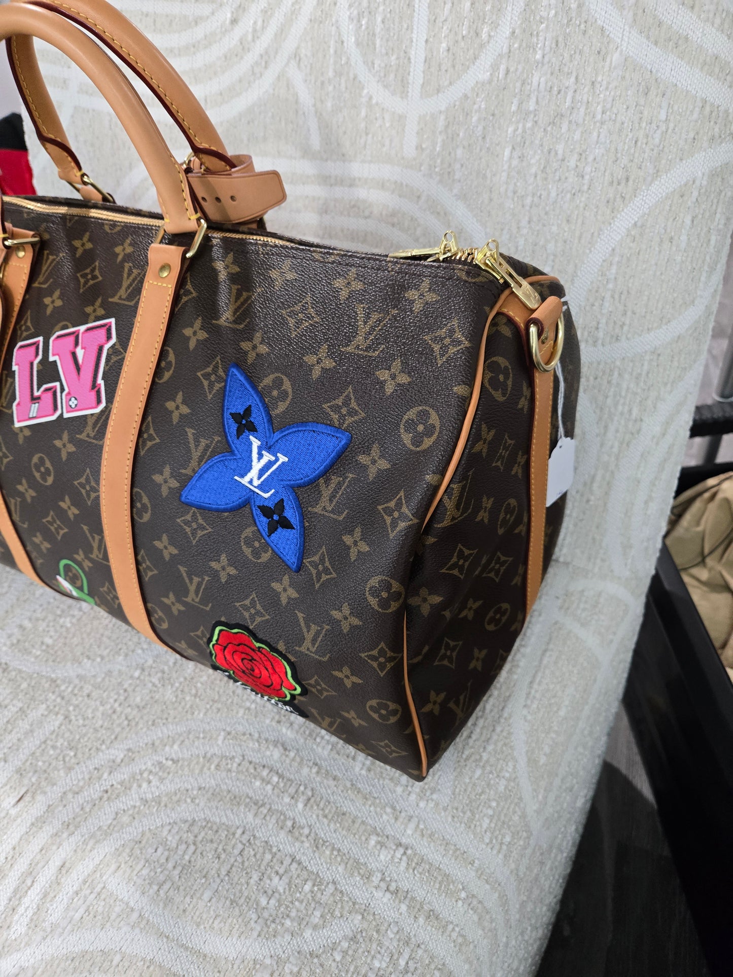 Pre-owned Louis Vuitton patches keepall 50 Bandouliere and bag charm
