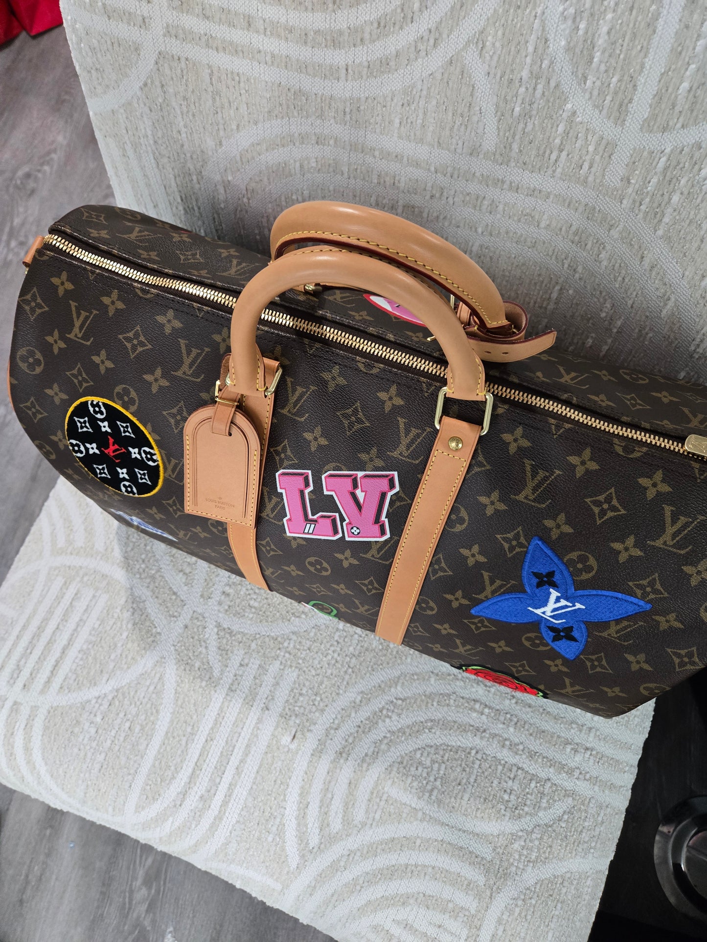 Pre-owned Louis Vuitton patches keepall 50 Bandouliere and bag charm